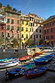 Liguria - Le Cinque Terre. Il Sentiero Verdeazzurro da Vernazza a Riomaggiore. Il paese di Vernazza.